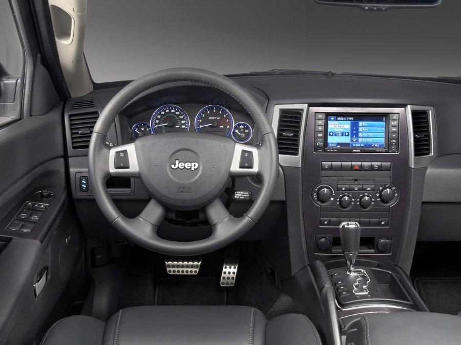  Jeep Grand Cherokee SRT8 2006 года  (фото 22 из 24)